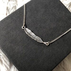 2/$25! ⭐️ Silver‎ feather pendant necklace